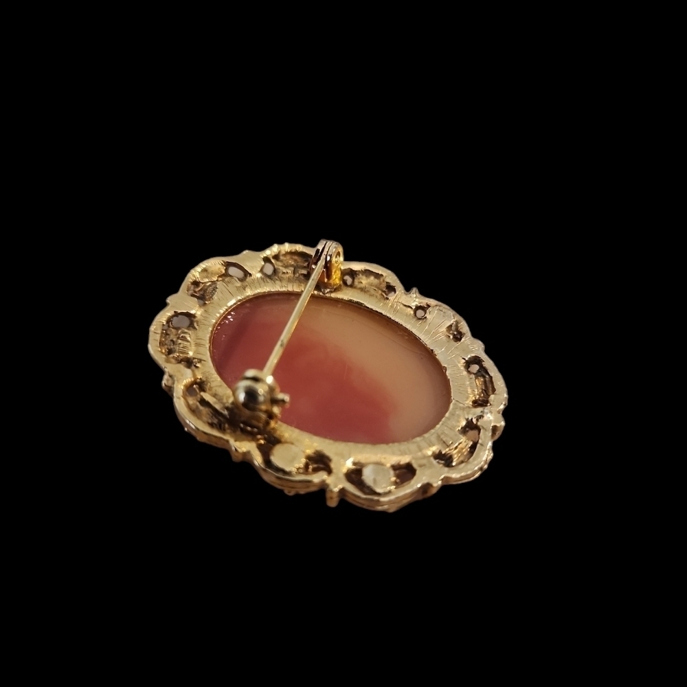 Vintage Faux Cameo Brooch in Gold Tone - Picture 4 of 4